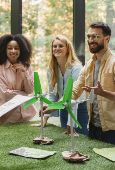 des-gens-qui-travaillent-ensemble-dans-une-marque-technologique